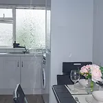 Comfy 2-Bed Apartment City Centre - 4